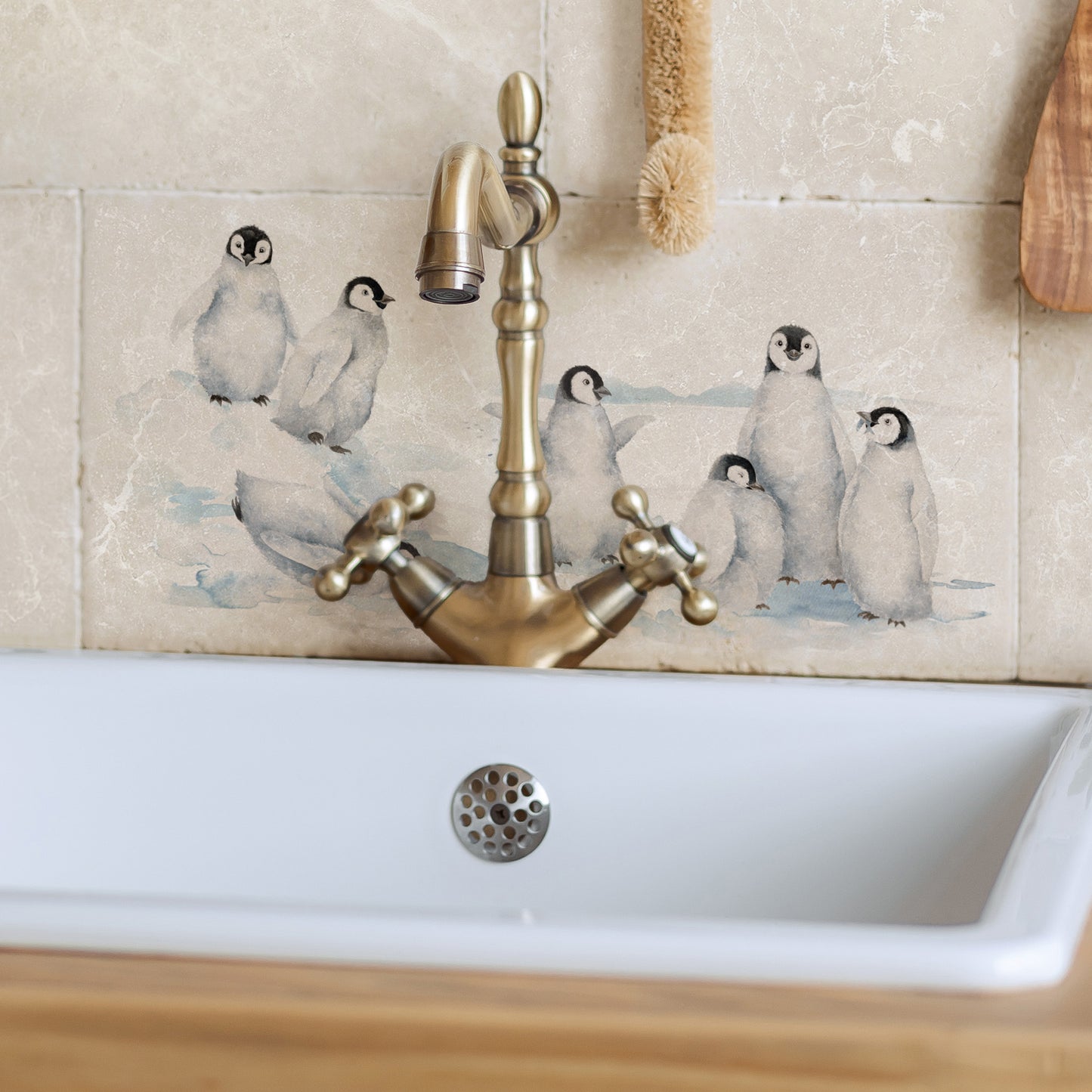 This snowy Design features emperor penguins huddled close together.  