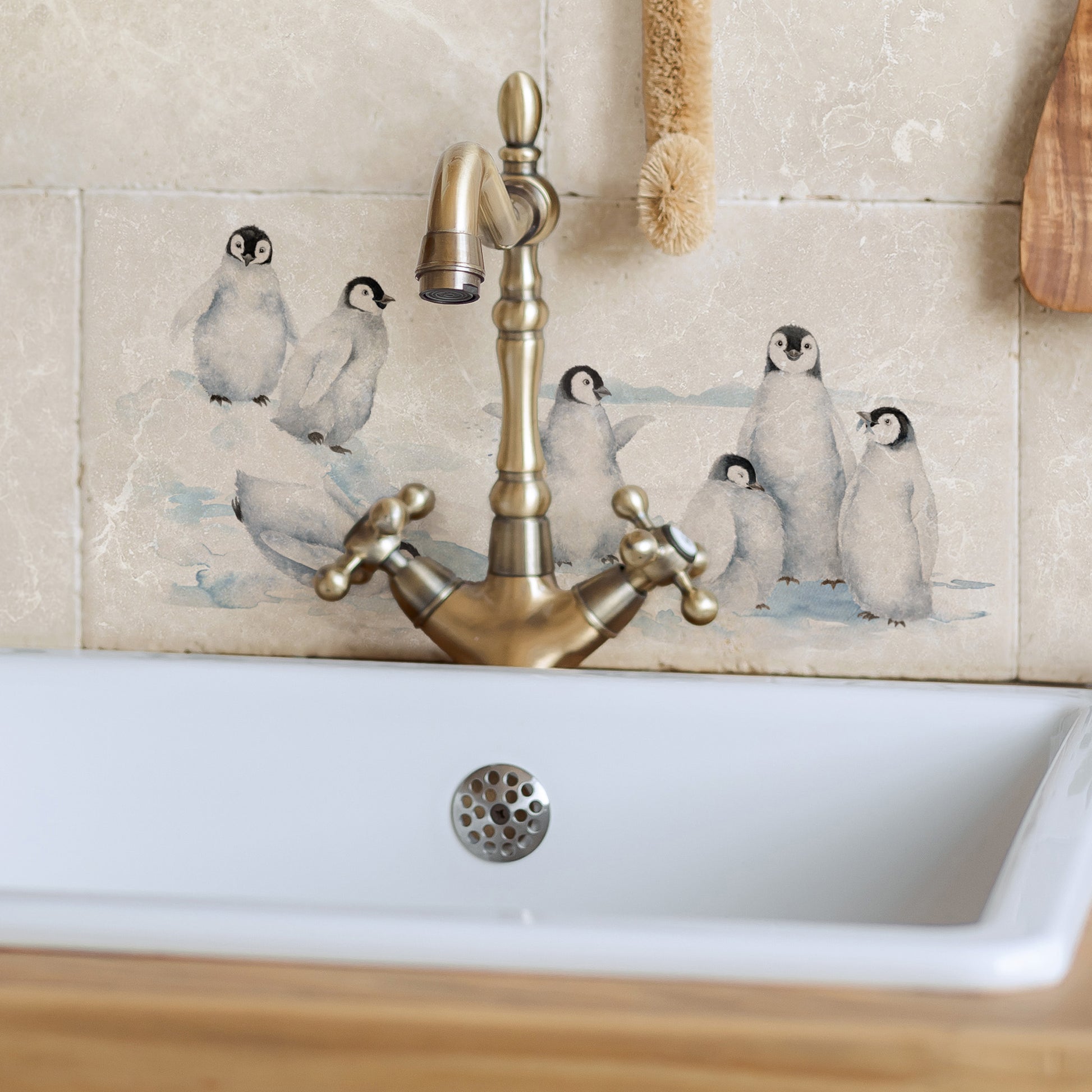 This snowy Design features emperor penguins huddled close together.  